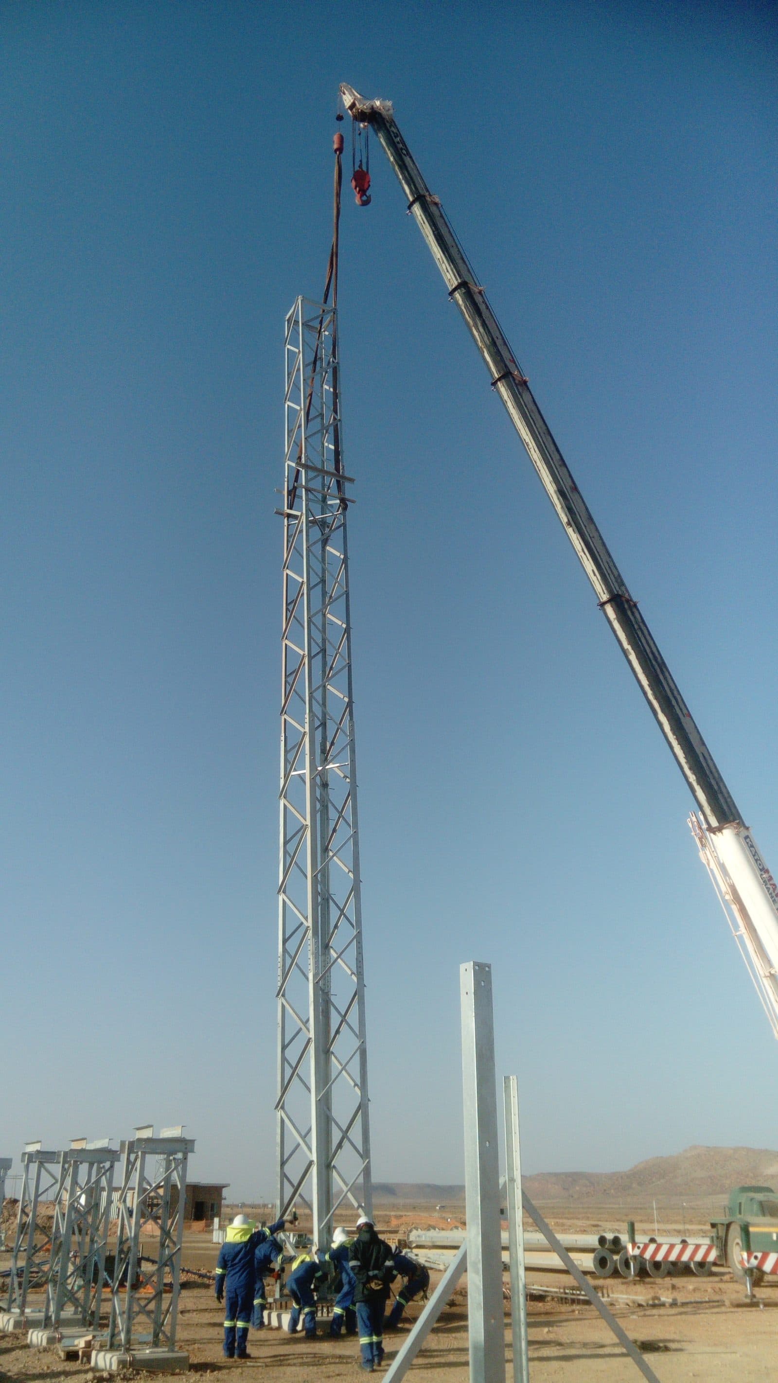 A mobile crane erecting a lattice structure at the Groeipunt substation